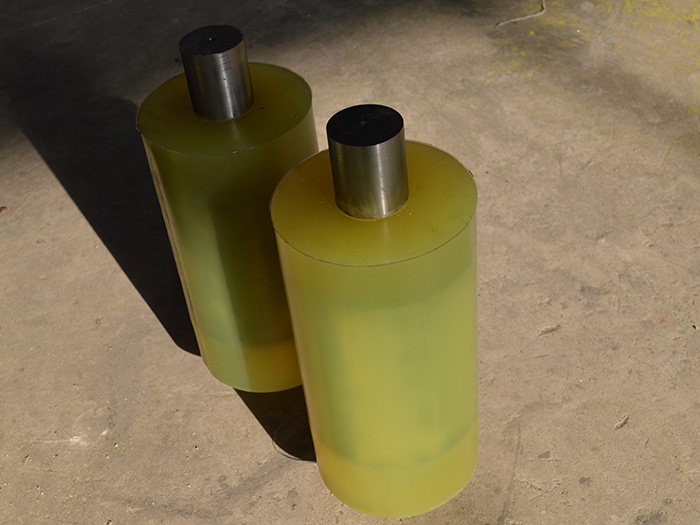 砂磨機聚氨酯配件廠闡述控制變頻器就可以調節(jié)砂磨機的轉速
